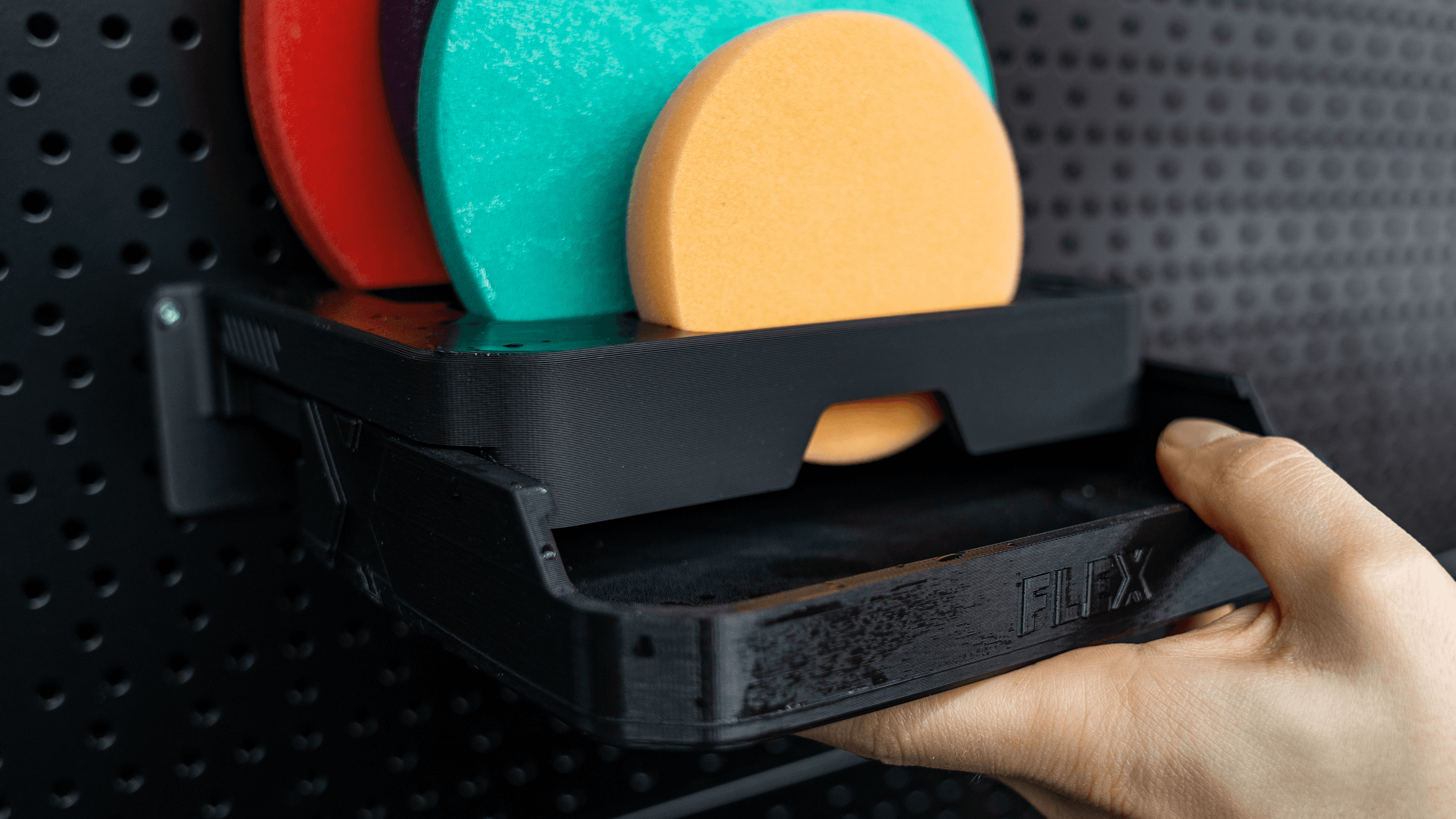Leštící podložky FLEX na nástěnných držácích z 3D tiskárny v Halle