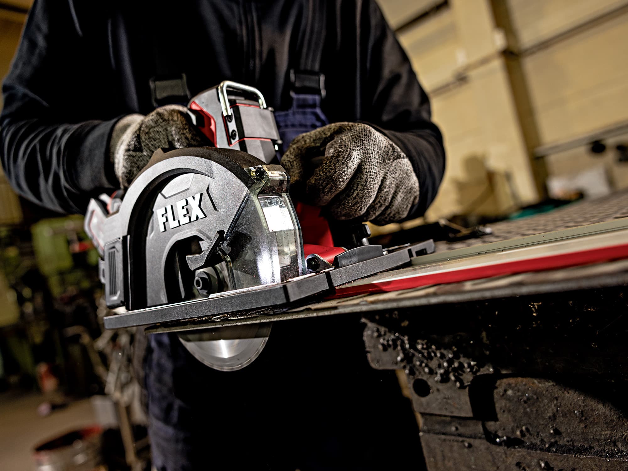 Ein Metallblech wird mit der Akku-Metall-Handkreissäge von FLEX gesägt.