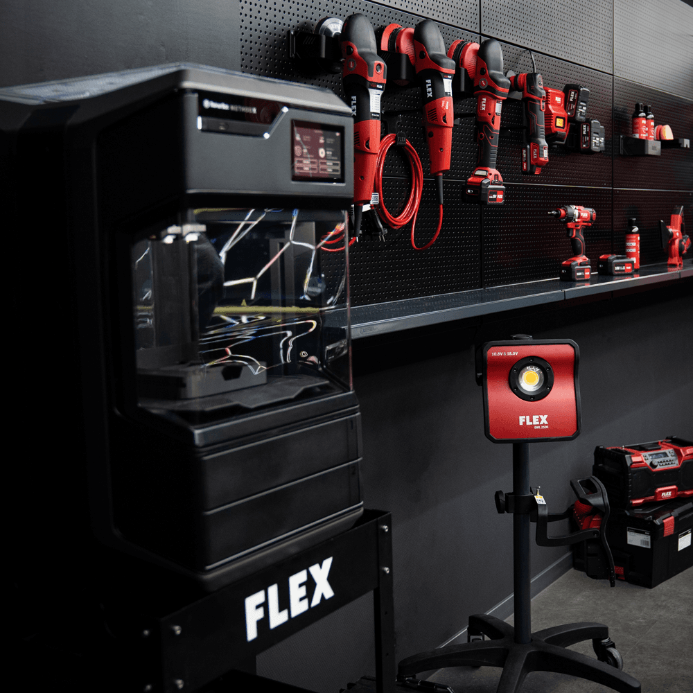 3D tisková data FLEX pro nástěnné držáky strojů a stroje FLEX v detailingové hale