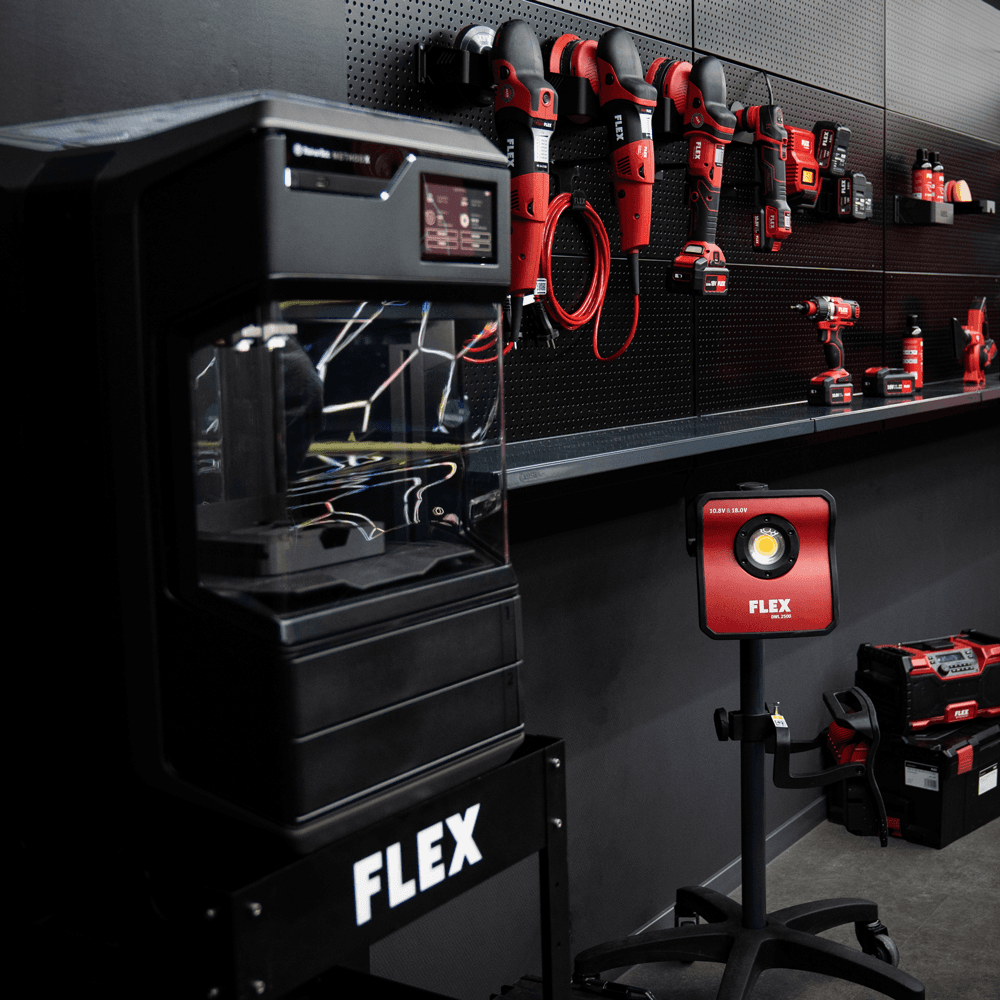 Sala de detallado con máquinas FLEX y soportes de pared de la impresora 3D.