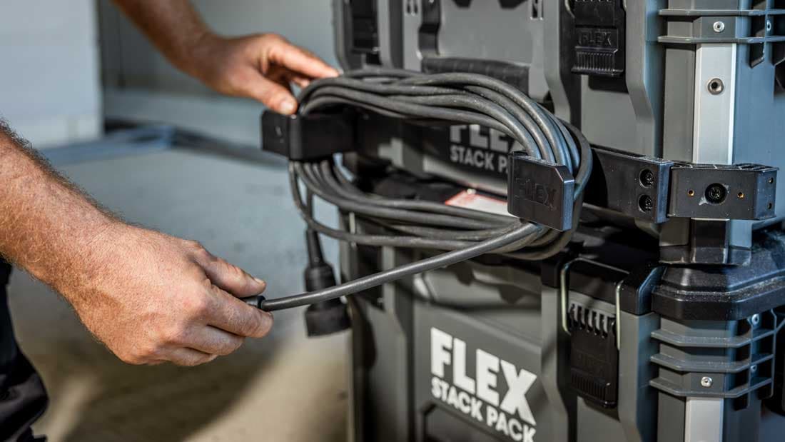 Craftsman attaches an extension cable to the side holder of the STACK PACK™ system. The clever cable holder keeps cables organised and easy to transport.