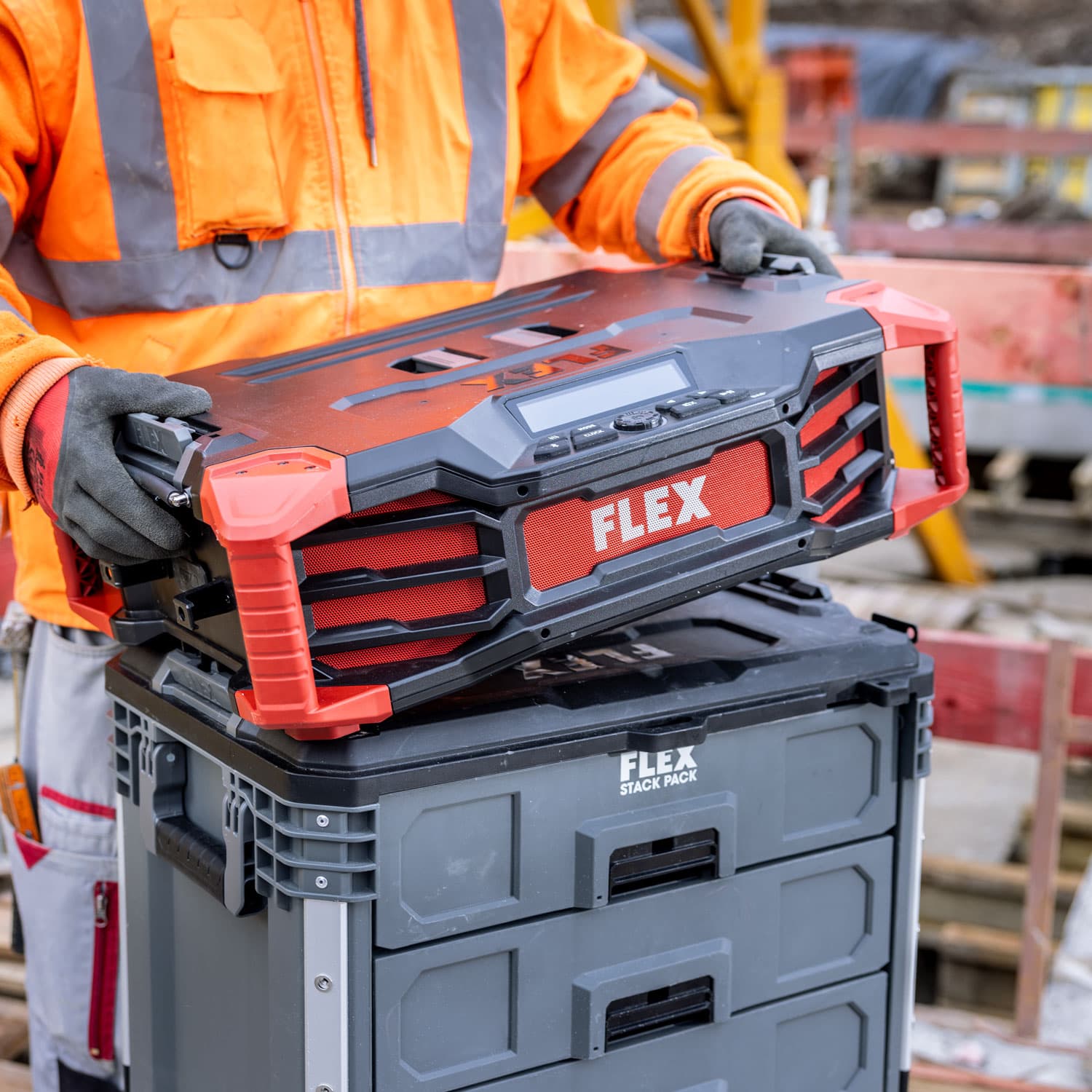 FLEX Akku-Radio RD SP 12/18 im STACK PACK™ System auf Baustelle im Einsatz