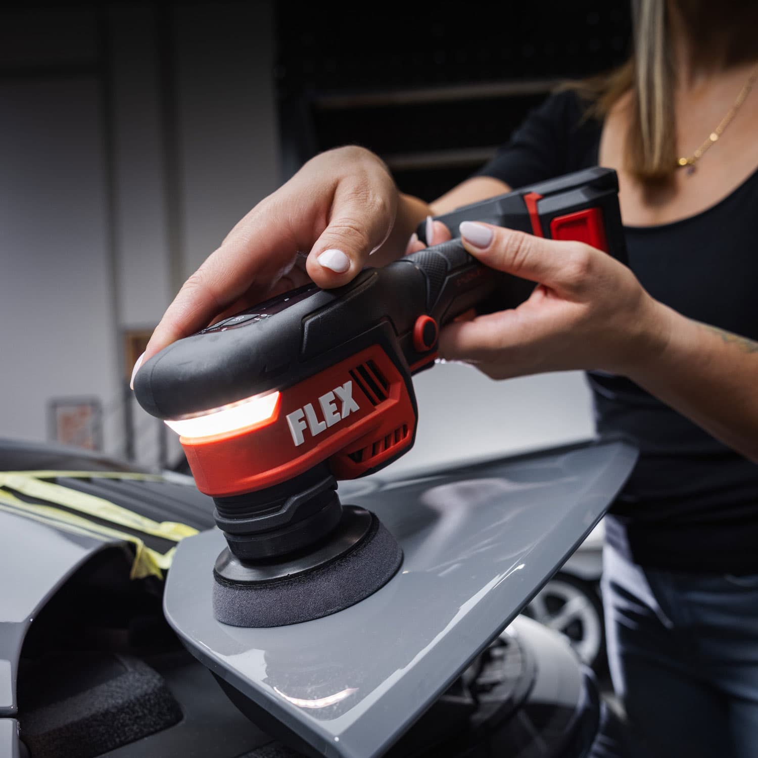 FLEX PXCE 18-EC being used to polish a vehicle’s paintwork with a 75 mm polishing pad.