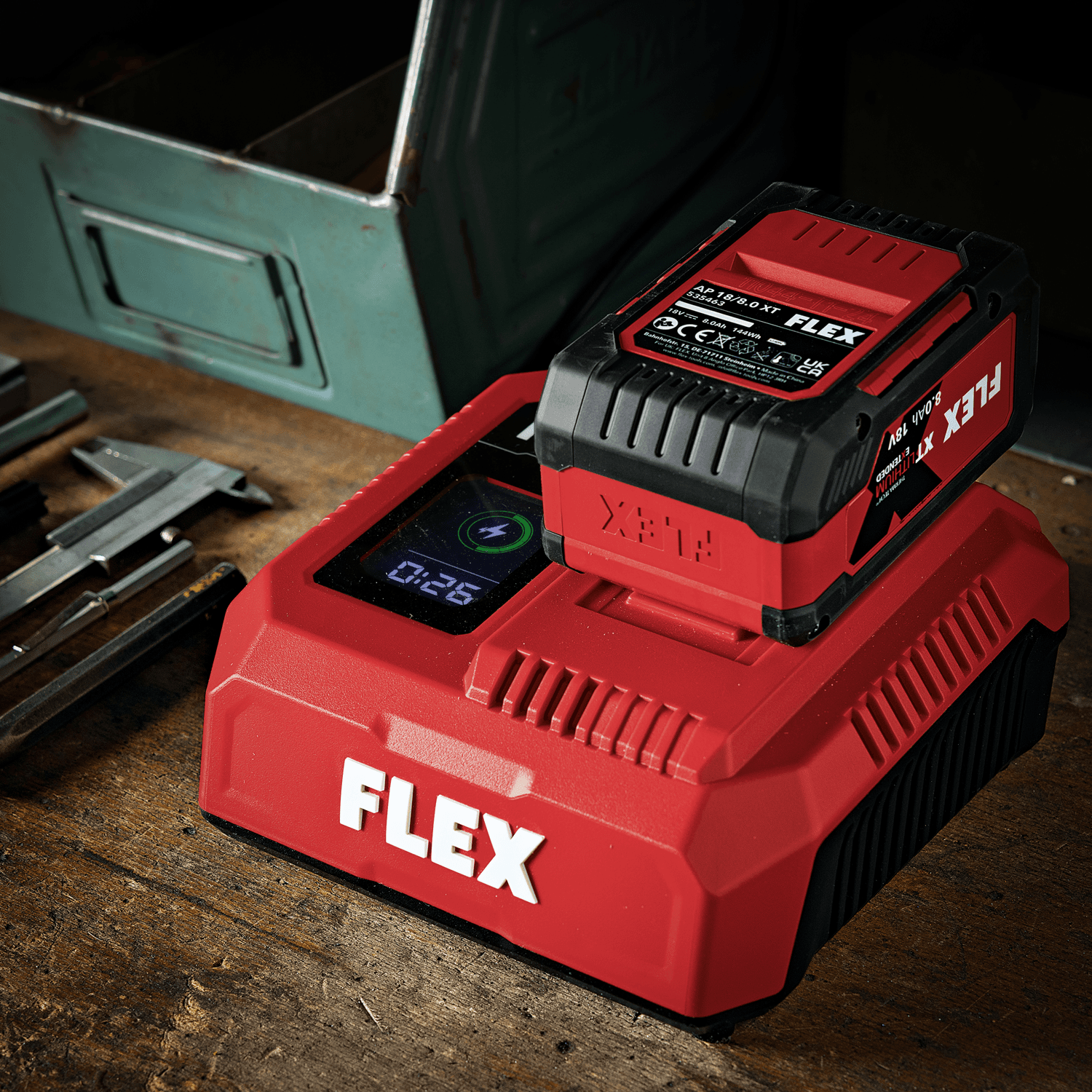 FLEX Schnellladegerät CA2 12/18 mit AP 18/8.0 XT Tabless Akku auf Werkbank