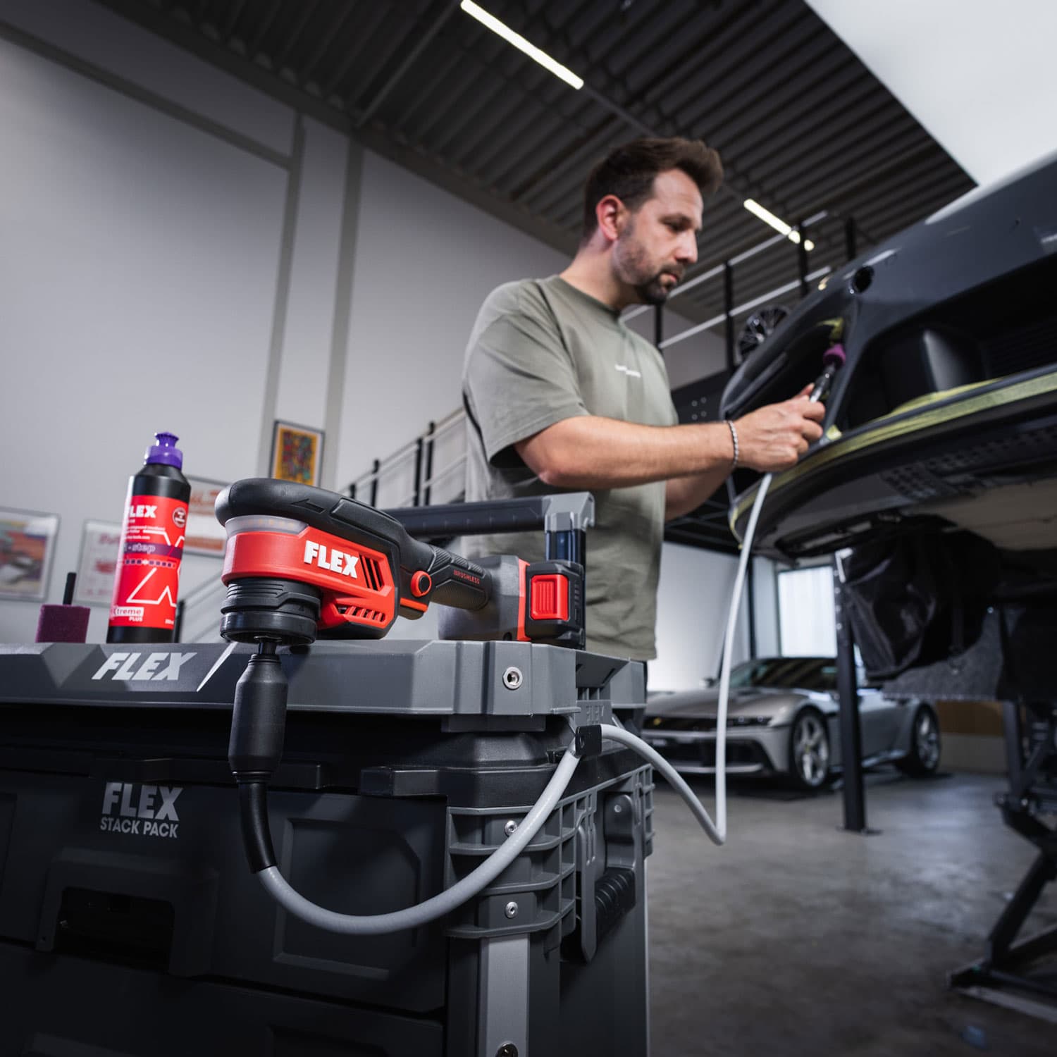 Polishing hard-to-reach areas using the flexible shaft and the FLEX PXCE 18-EC.