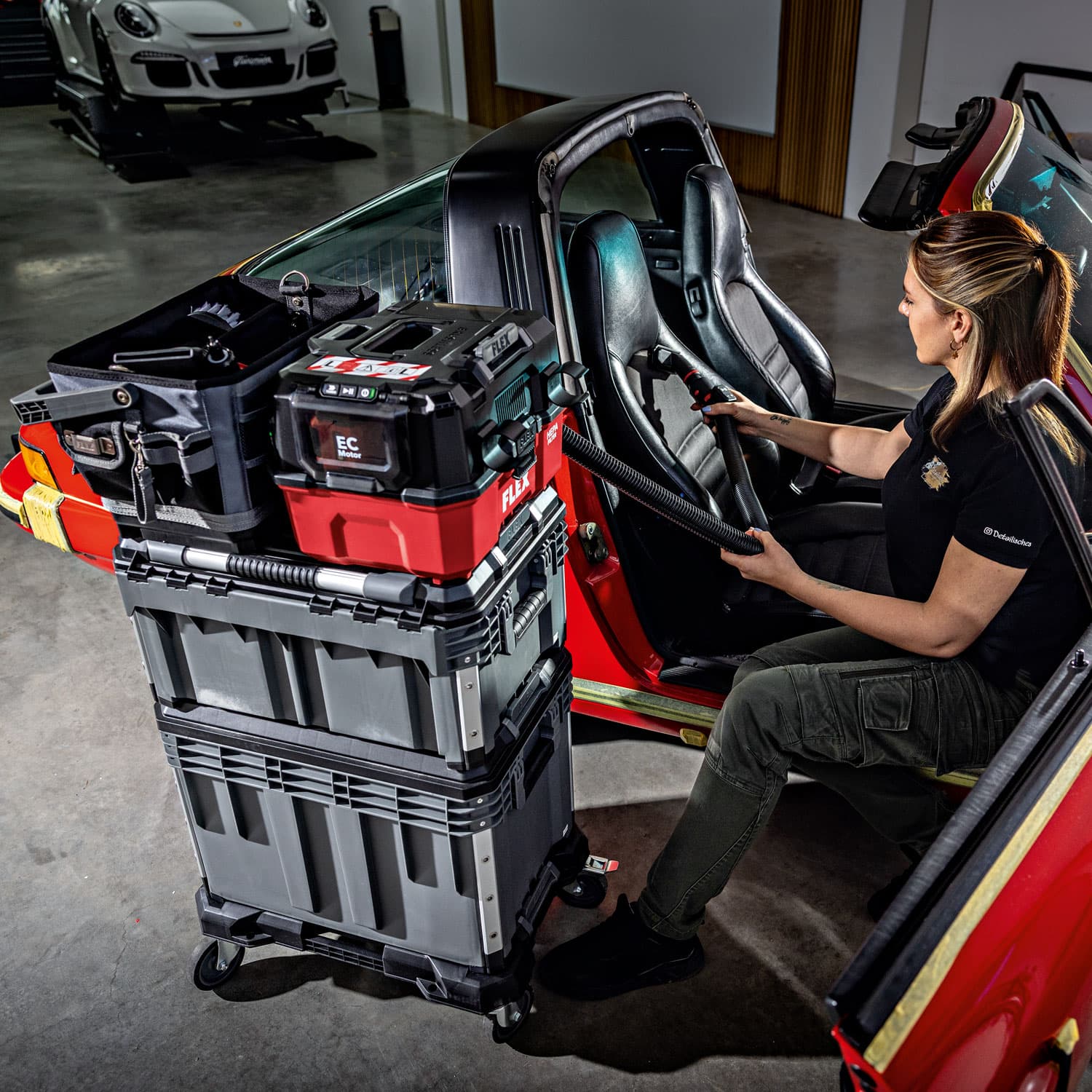 FLEX 18 V Akku-Sauger VC 9 L MC 18-EC RC bei der Fahrzeug-Innenreinigung im Einsatz – kompakt und mobil für Werkstatt und Baustelle