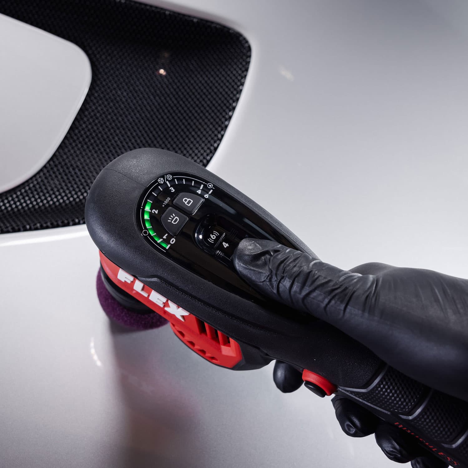 FLEX PXCE 18-EC with a touch panel for adjusting the speed during polishing.