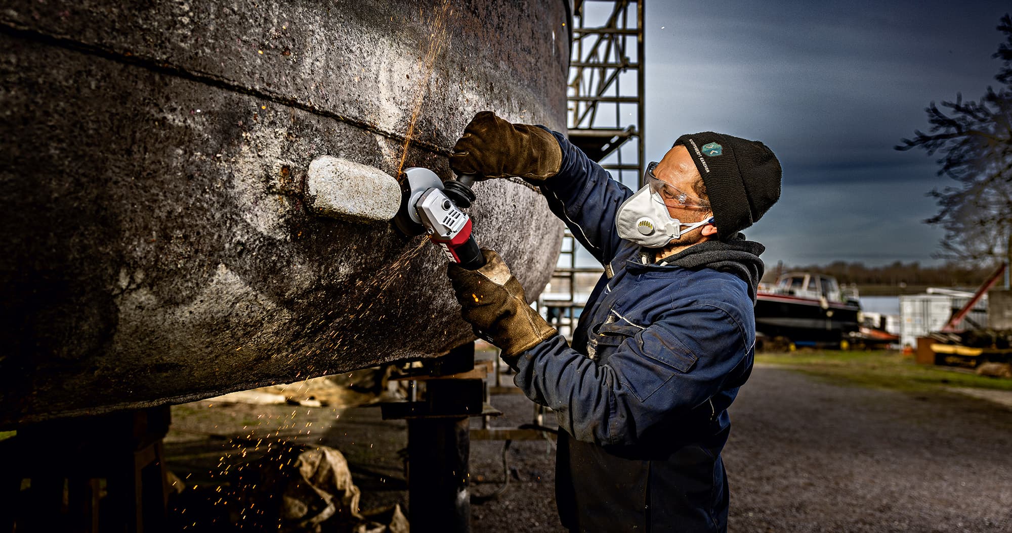 Angle grinder with dead man's function in use
