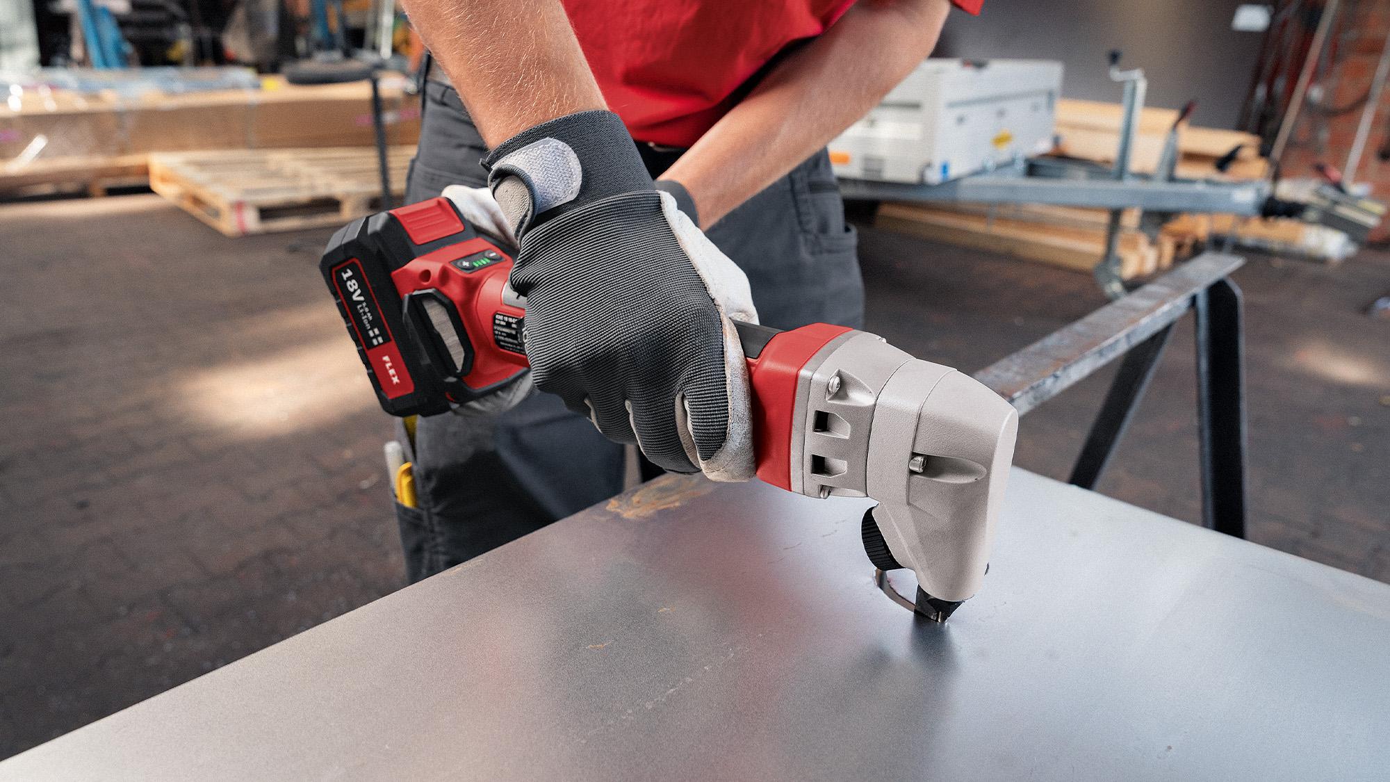 Cutting metal with the cordless nibbler from FLEX