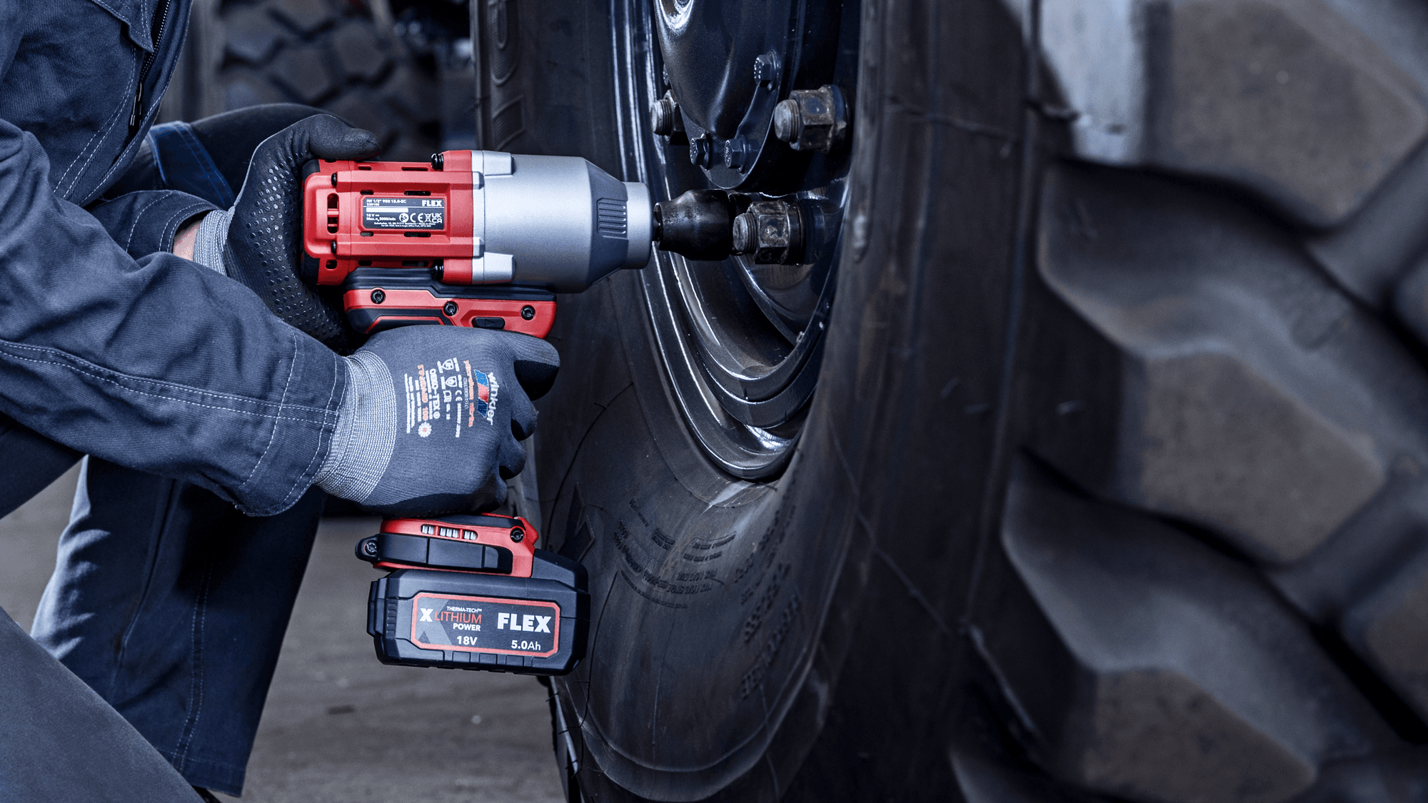 FLEX impact wrench 950 Nm with all-round rubber protection
