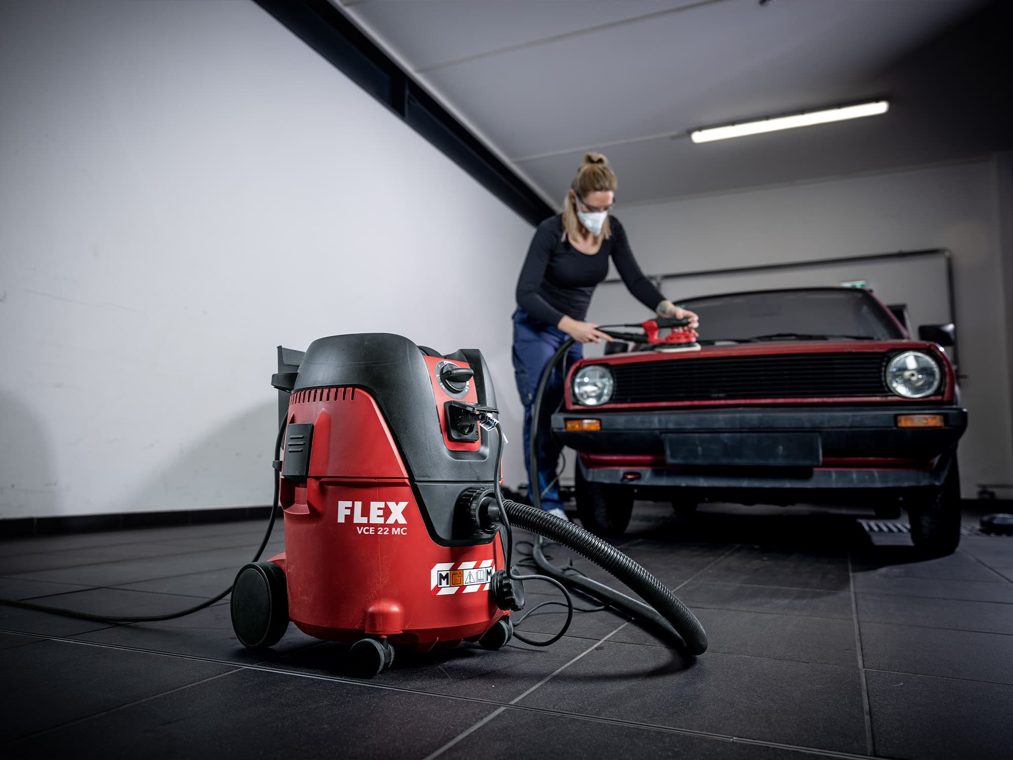 Extracción con extractor de seguridad FLEX al lijar pintura en un automóvil
