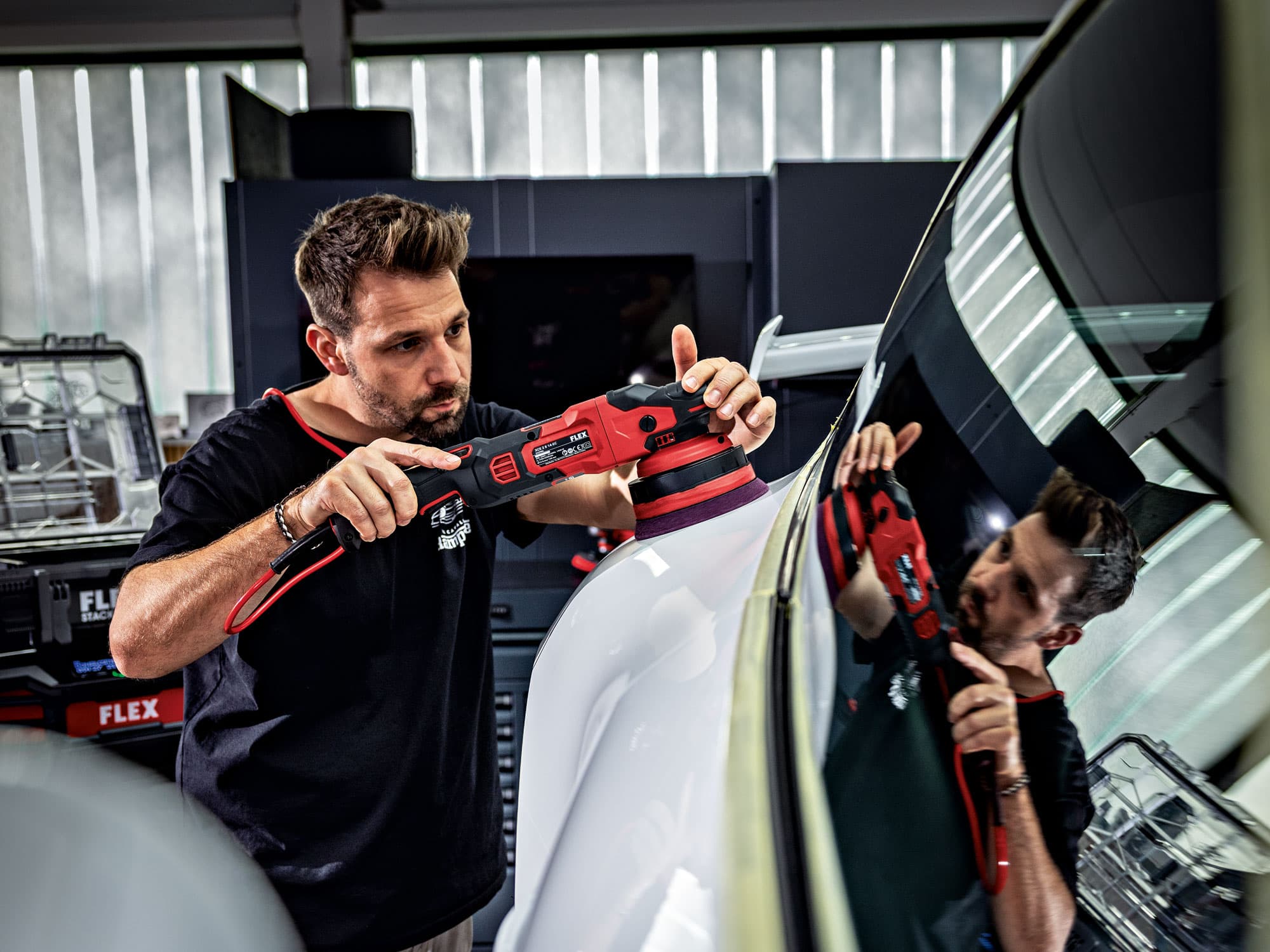 FLEX XCE 2 8 14-EC Polisseuse excentrique filaire à rotation forcée pour la correction de peinture sur un véhicule