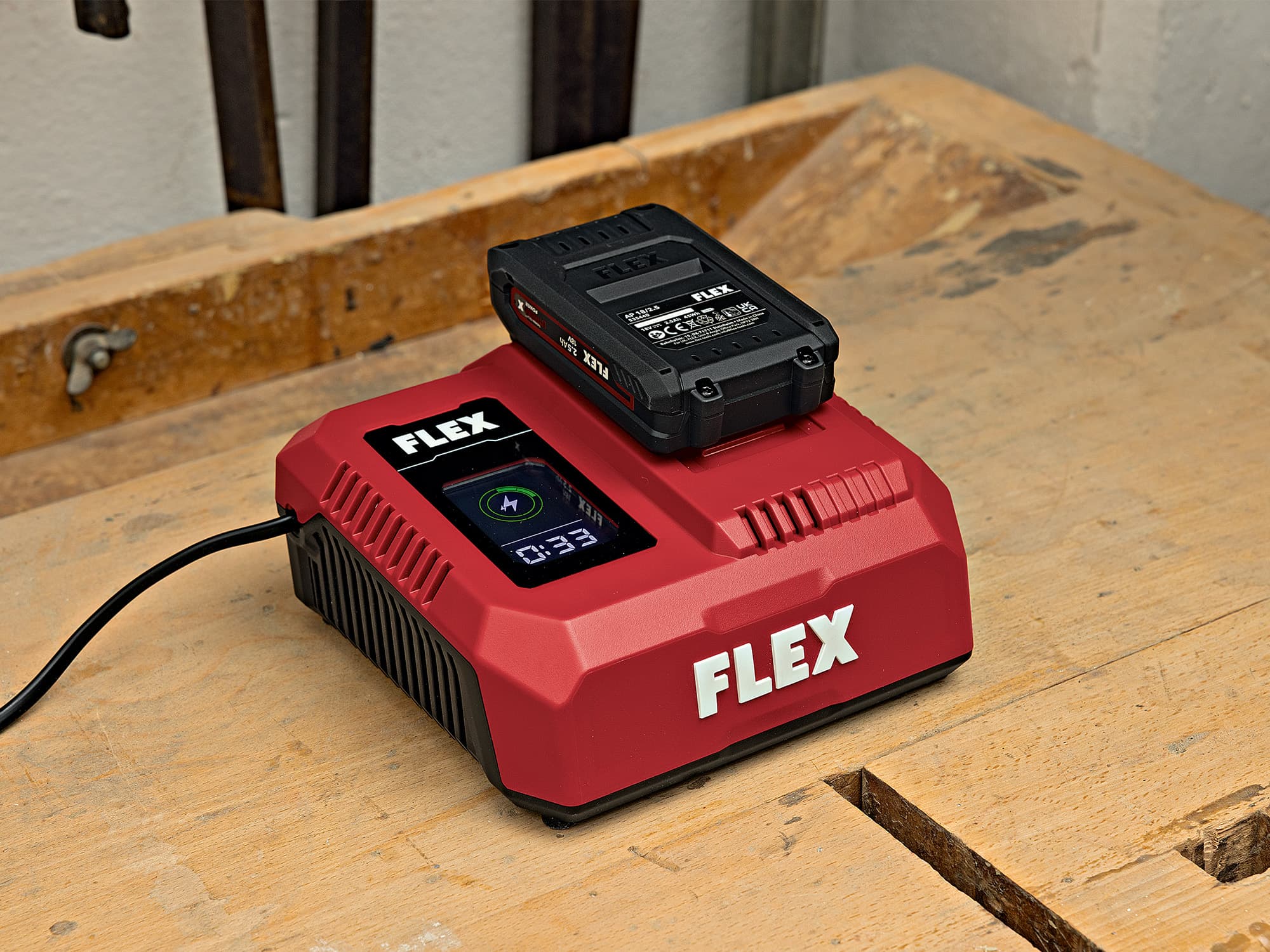 Ein 18 V 2.5 Ah FLEX Akku lÀdt im FLEX SchnellladegerÀt.