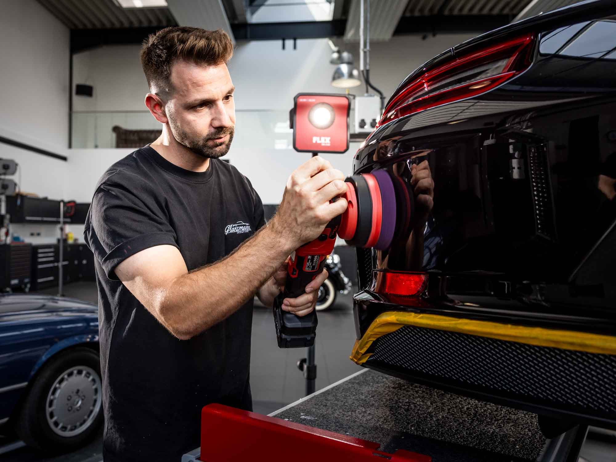 Profi-Detailier poliert Porsche mit FLEX Akku-Poliermaschine
