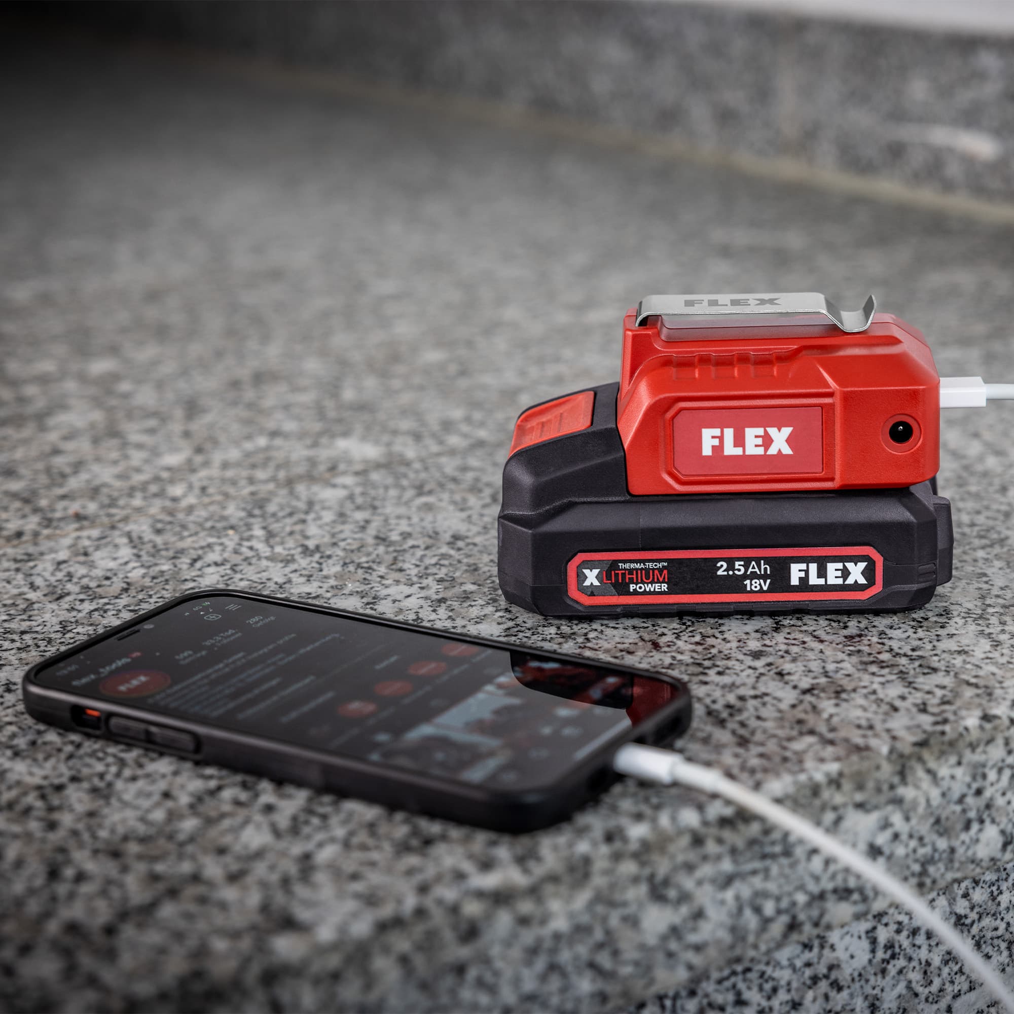Mobiele telefoons opladen op de bouwplaats met FLEX powerbank PS 12/18