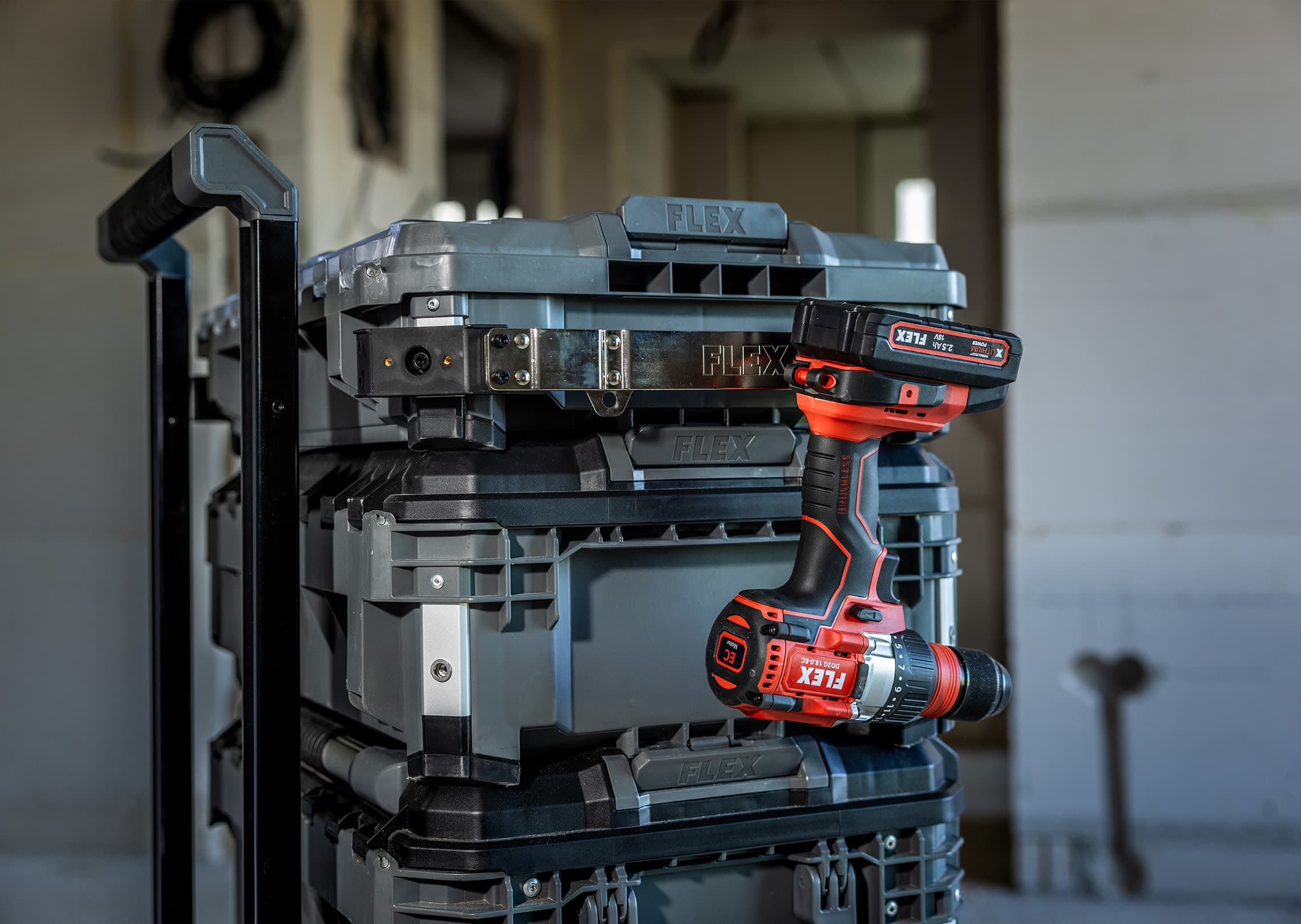 FLEX STACK PACK screwdriver on lateral tool carrier rail. The modular design enables tools to be stored safely and within easy reach.