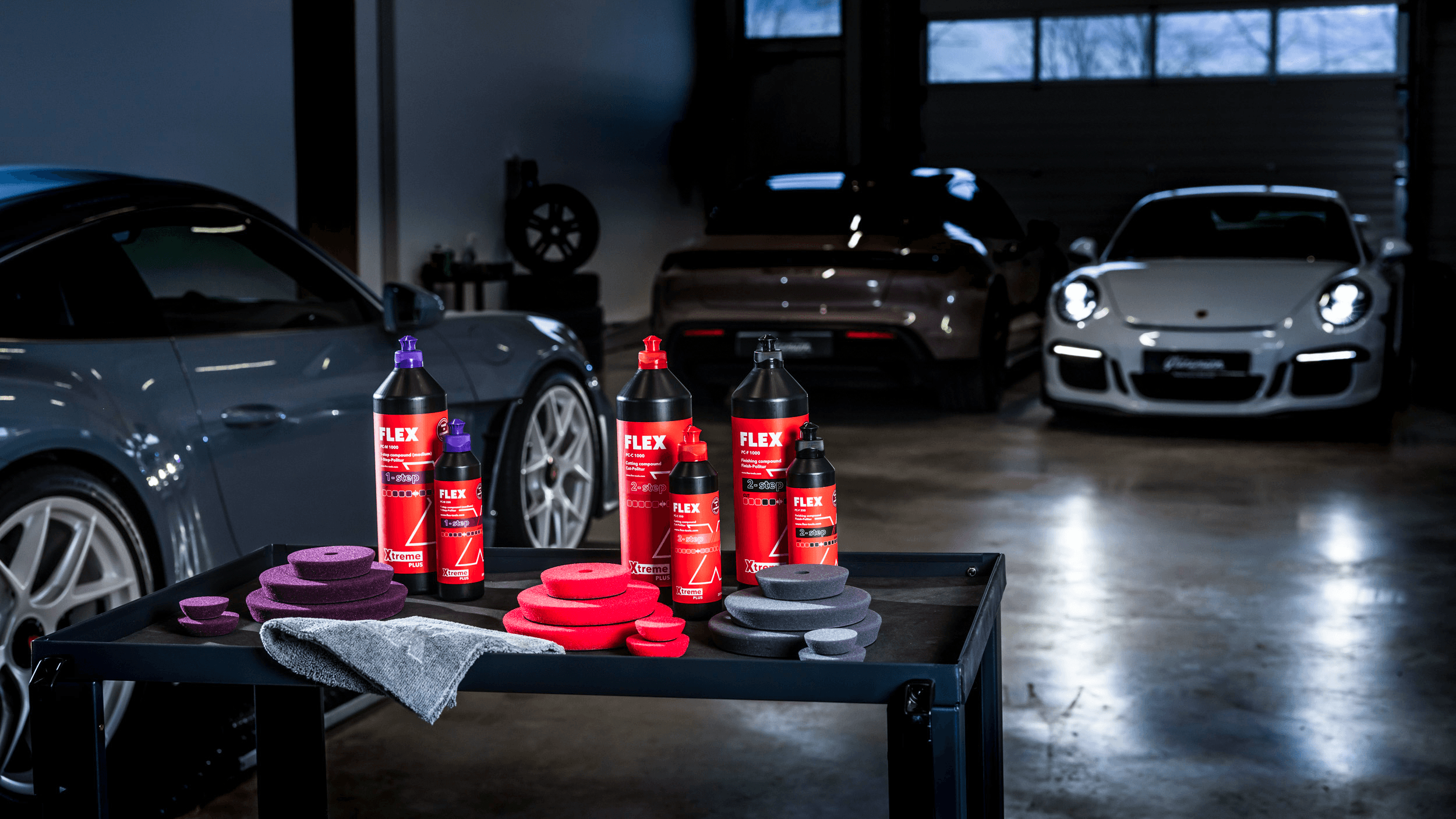 FLEX Detailing polijstsysteem bestaande uit polijstmiddel, pad en microvezeldoek in detailing hal