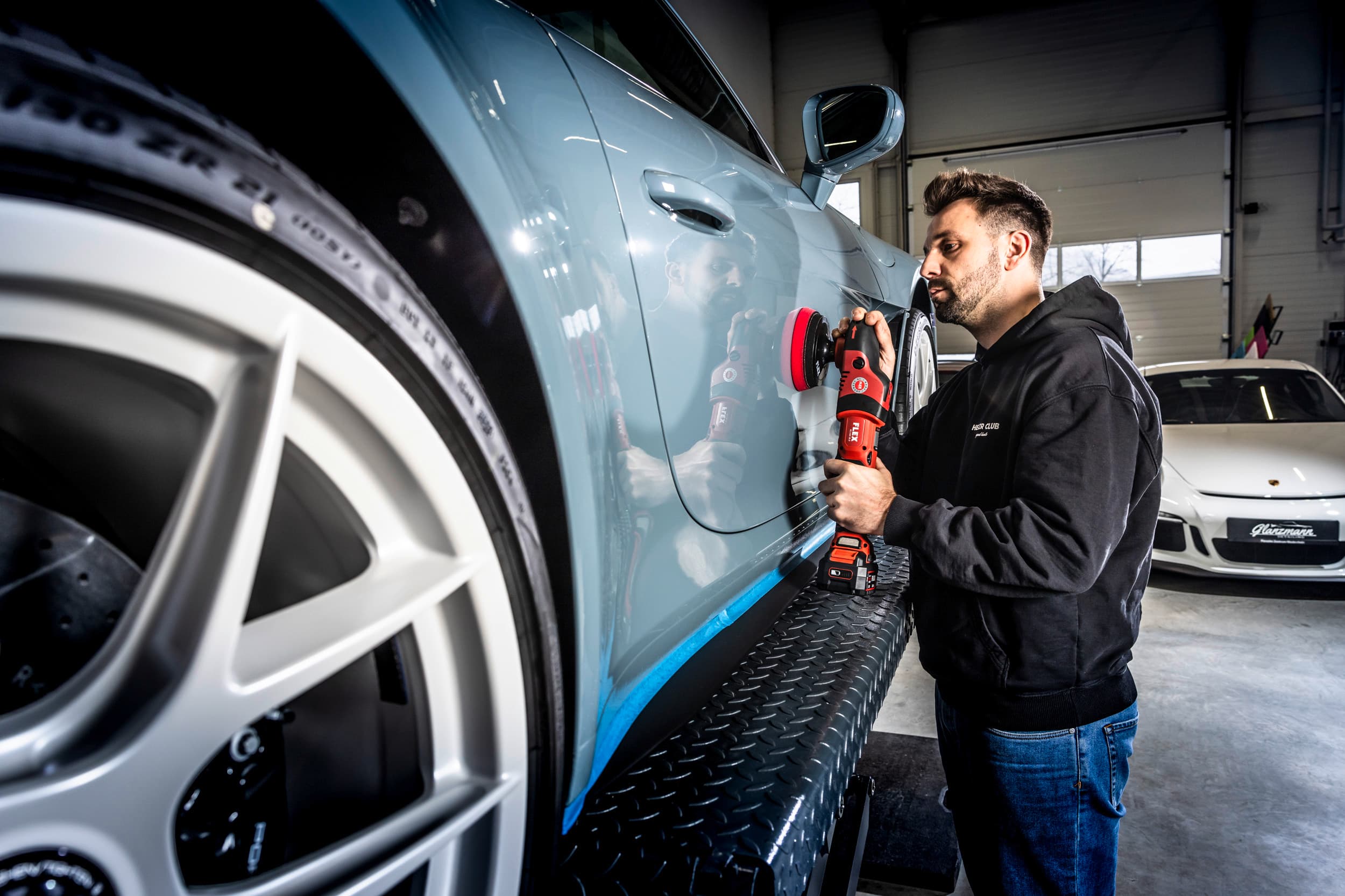 2-step polish for Porsche with FLEX polishing system with red cut polish and cut pad