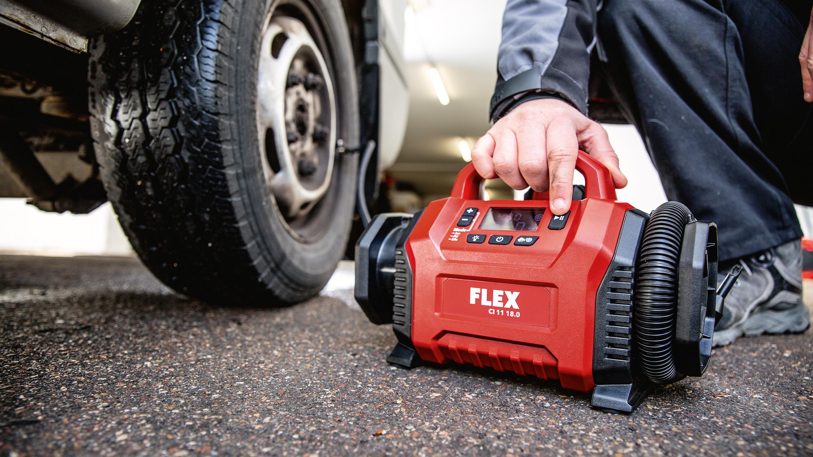 Comprobar la presión de aire de los neumáticos del coche con el compresor con batería
