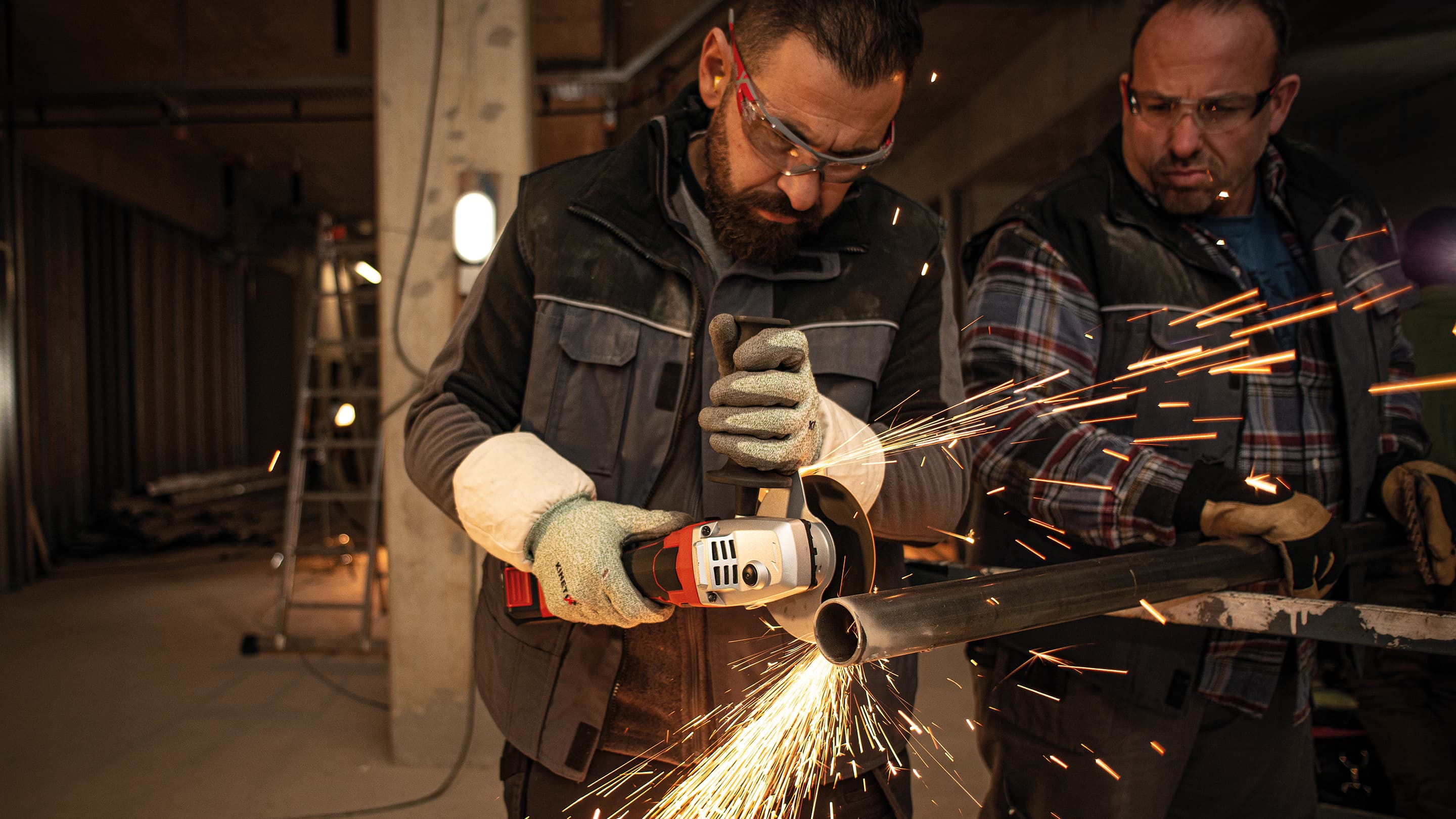 Cutting metal with cordless angle grinder FLEX