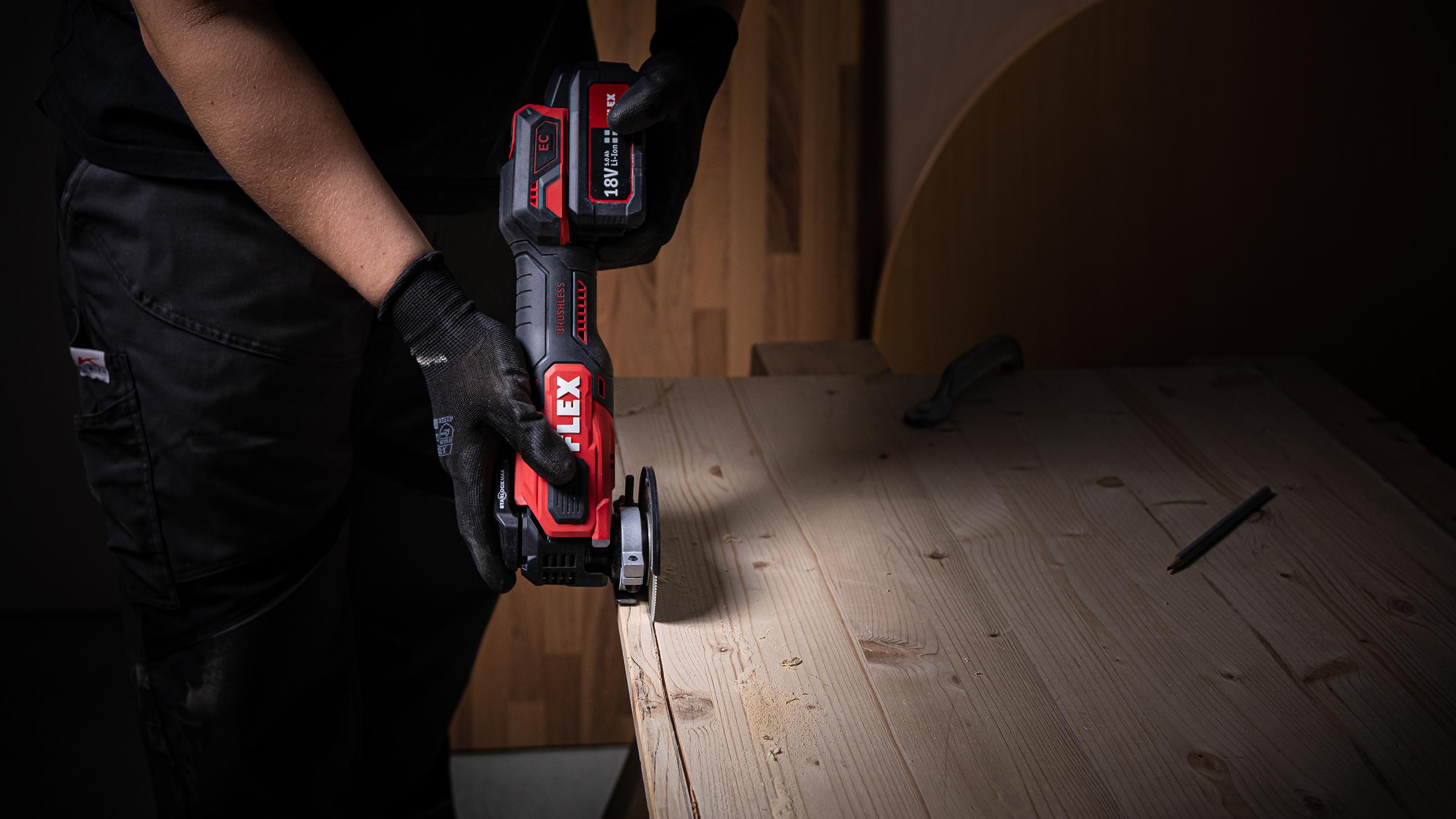 Sawing wood with FLEX battery-powered multitool MT 18.0-EC