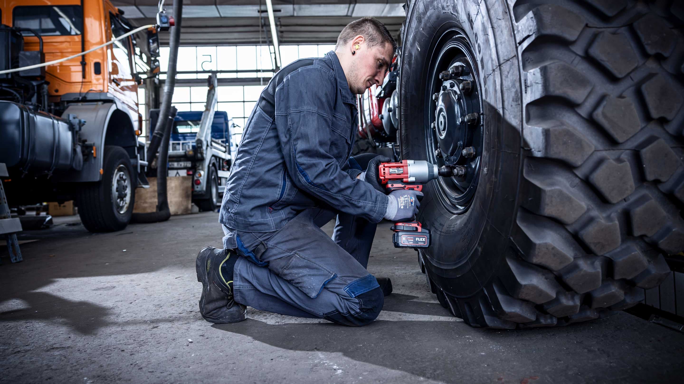 Uvoľnite skrutku kolesa traktora pomocou akumulátorového rázového uťahováka FLEX 950 Nm