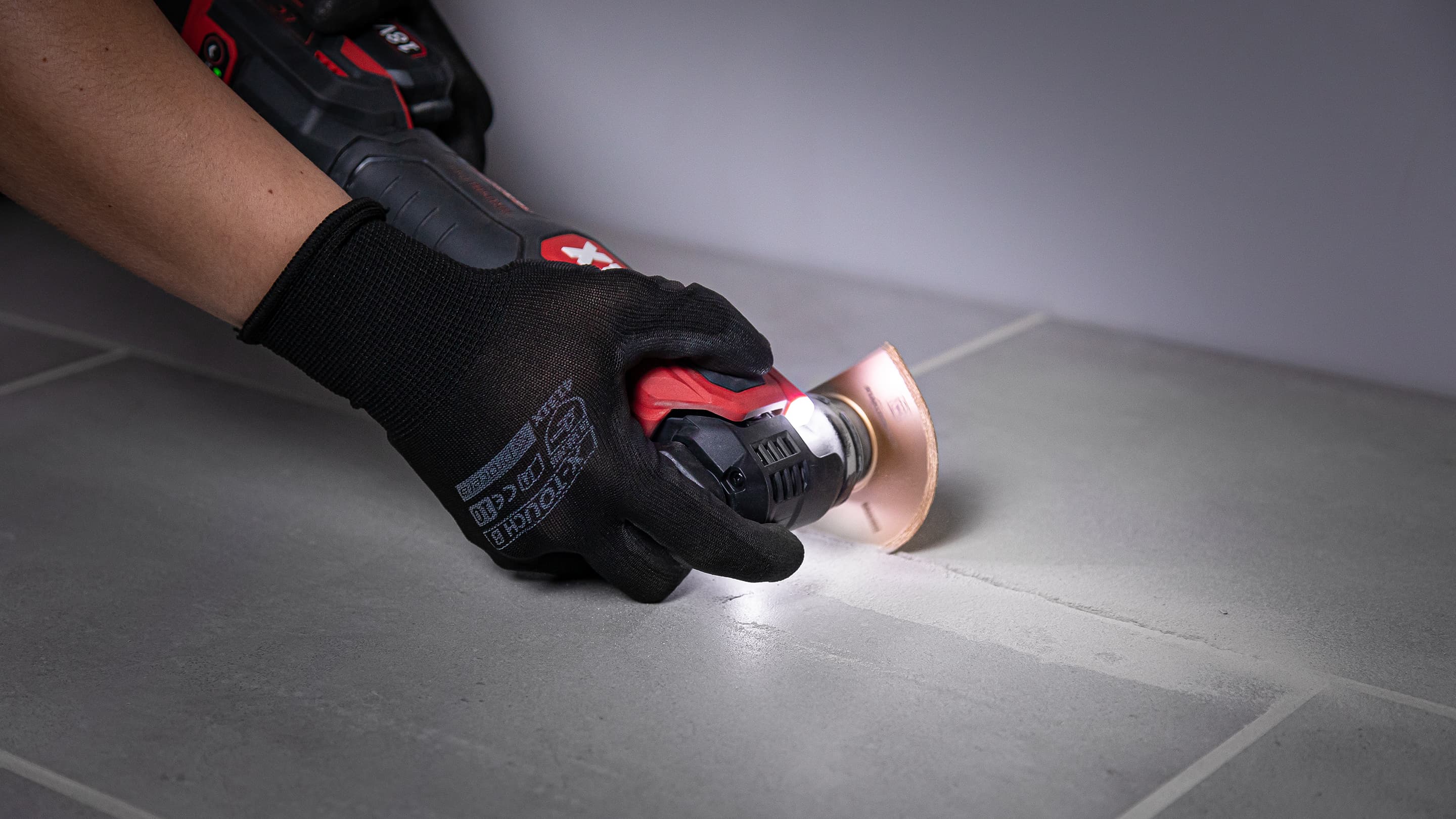Enlever le mortier à joints de carrelage avec le Multitool sans fil FLEX MT 18.0-EC