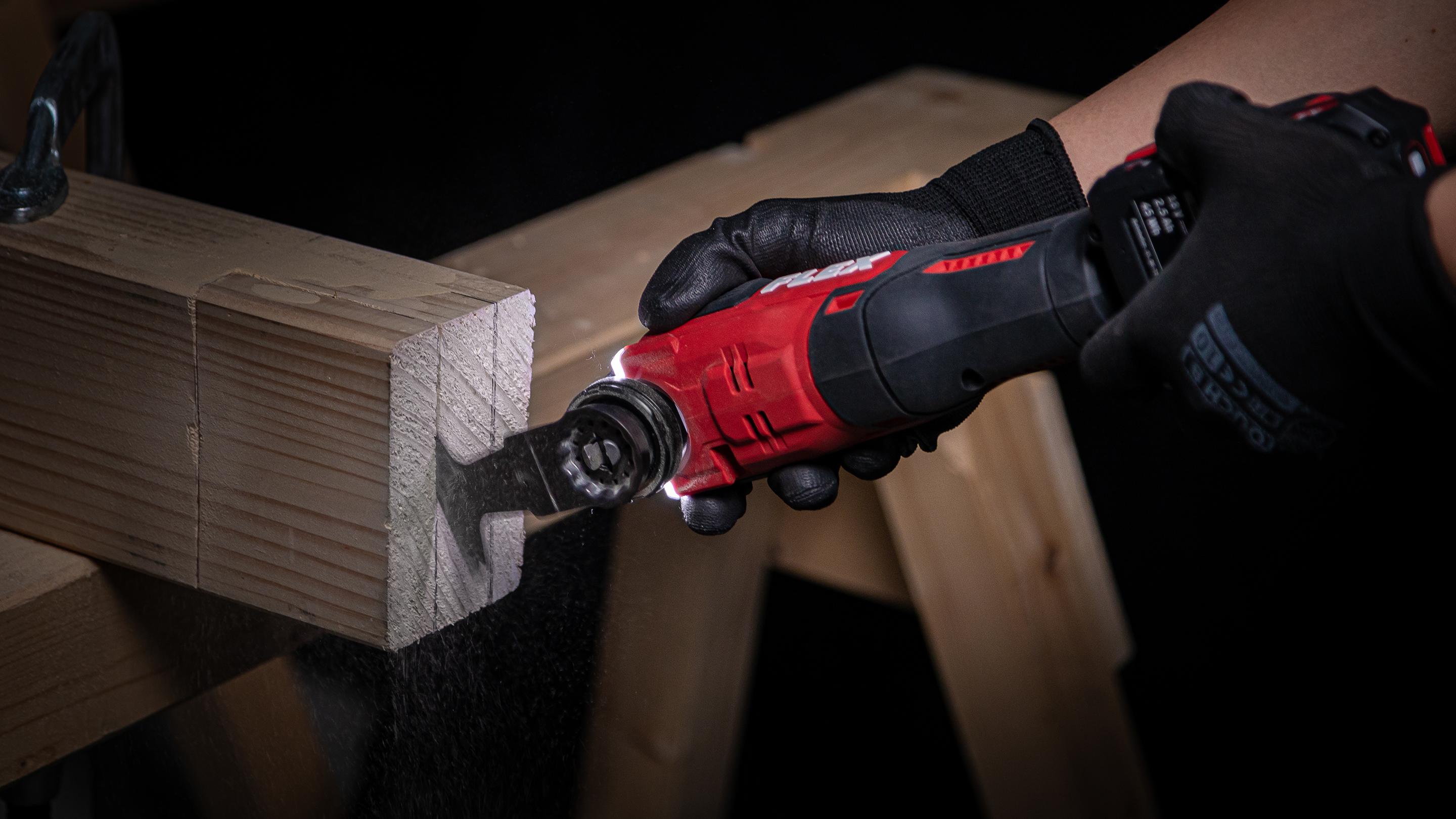 Plunge cut in wood with FLEX battery-powered multitool 18.0-EC