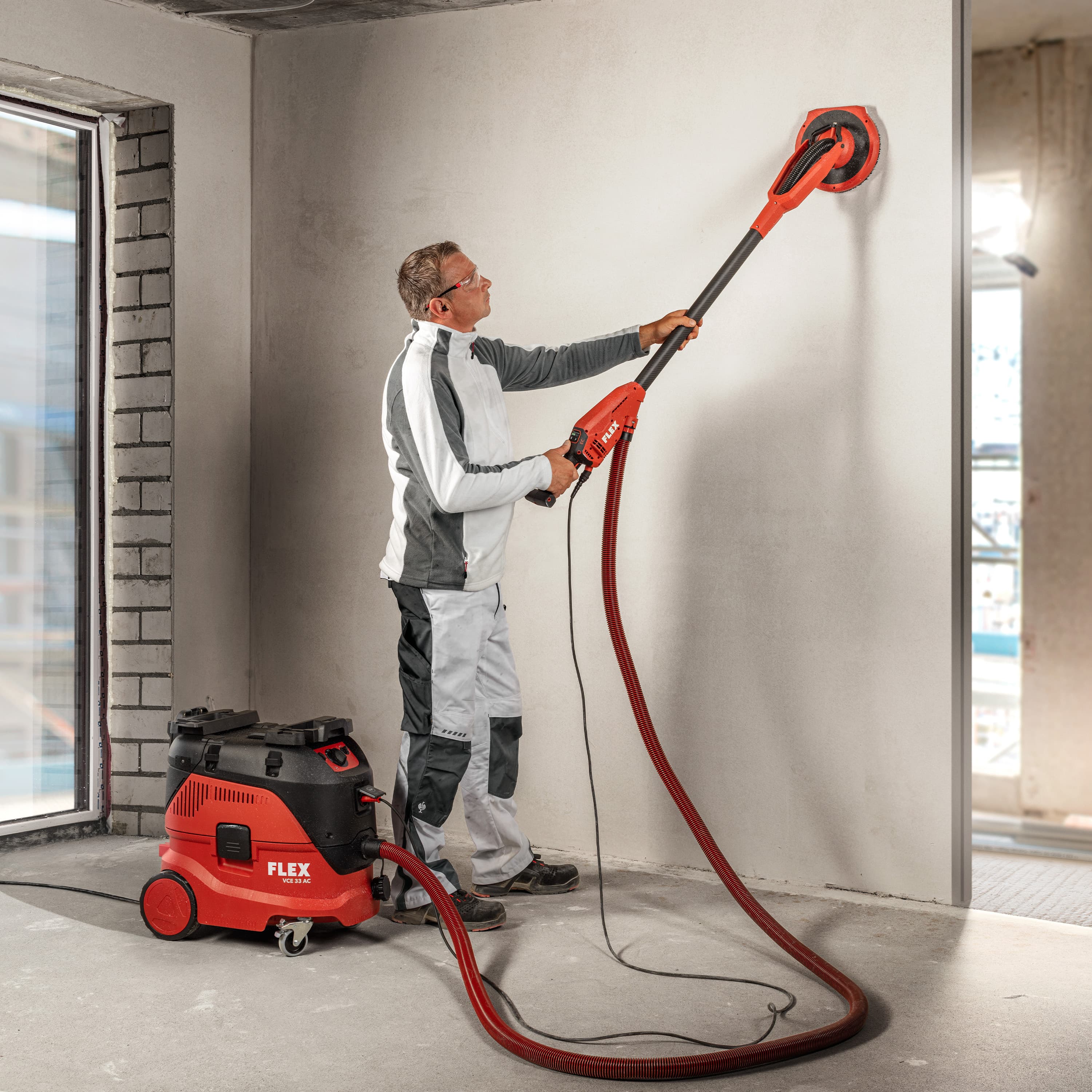 The GE 6 R-EC has a practical, flattened edge segment on the sanding head and a 160 degree swivelling range of the head.