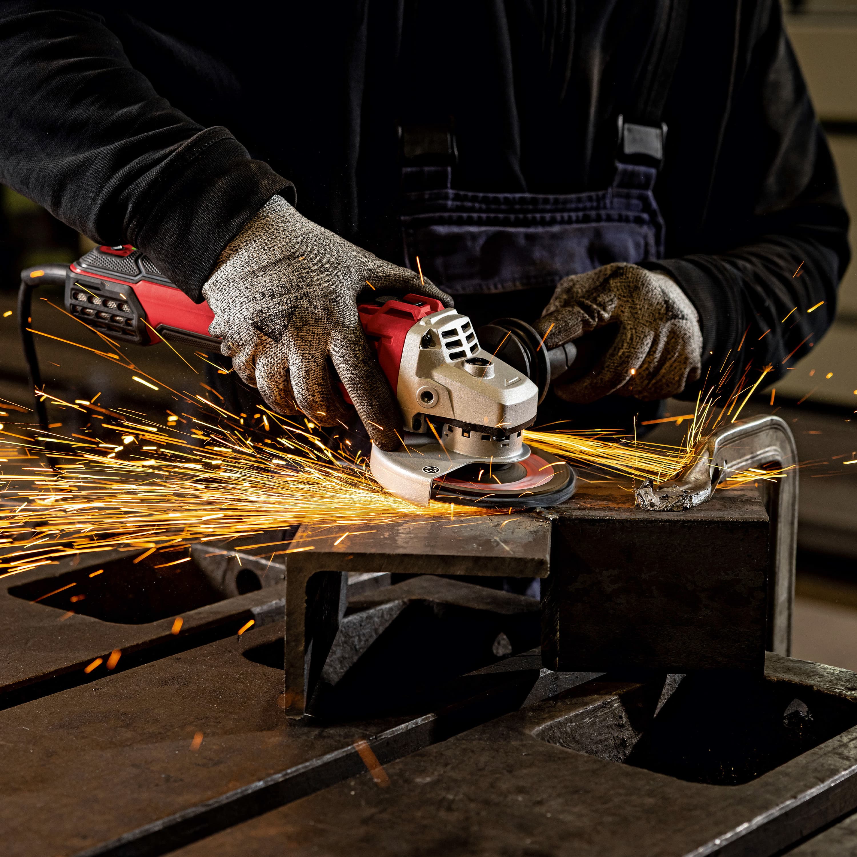 L'incontro di flessibilità ed ergonomia: vale a dire la LBE 20-11 125-EC con sei livelli di regolazione della velocità per lavori di precisione su un'ampia gamma di materiali.