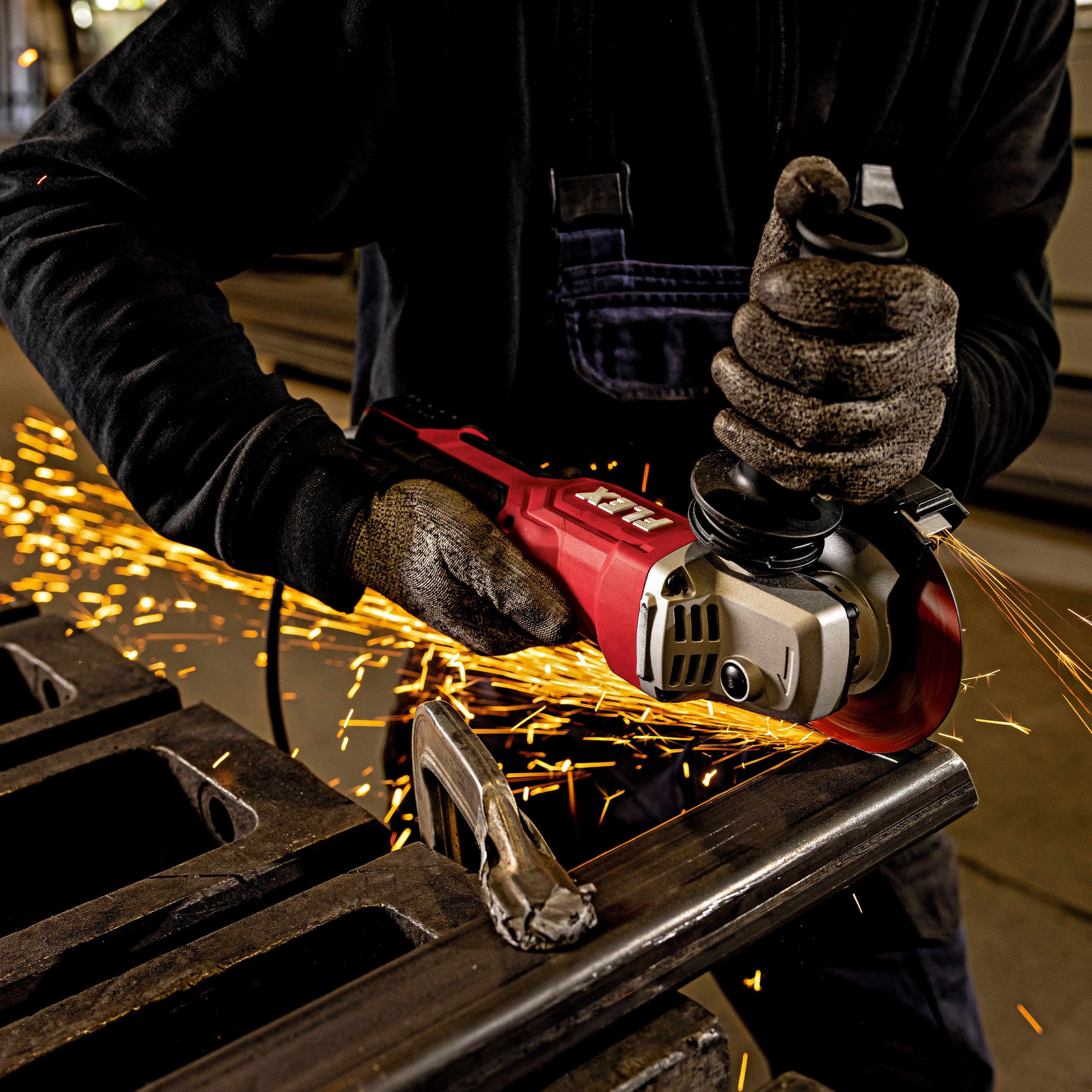La potente tuttofare: LB 20-11 125-EC a velocità fissa, l'ideale per applicazioni orientate alle prestazioni e ben definite nei cantieri edili o nelle officine.