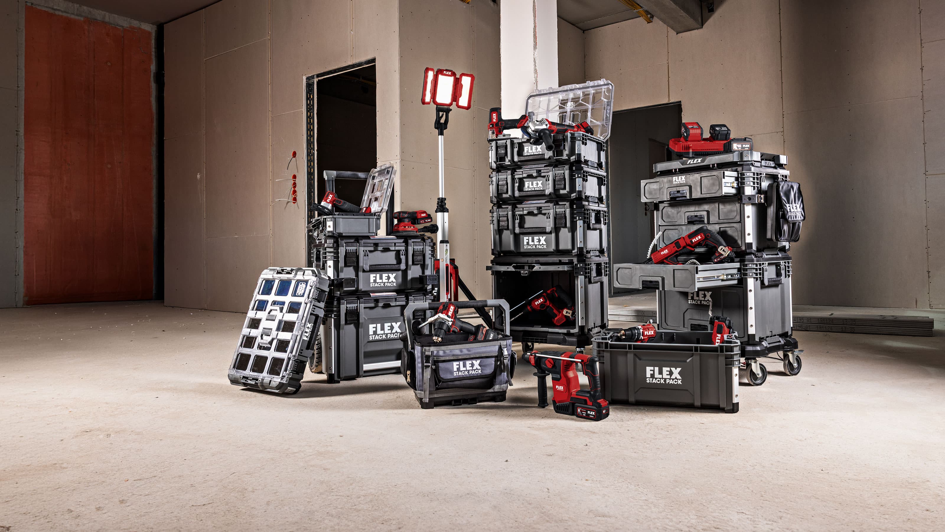FLEX STACK PACK™ Werkzeug-Aufbewahrungssystem mit modularen Boxen, Rollwagen und Akku-Werkzeugen im Baustelleneinsatz
