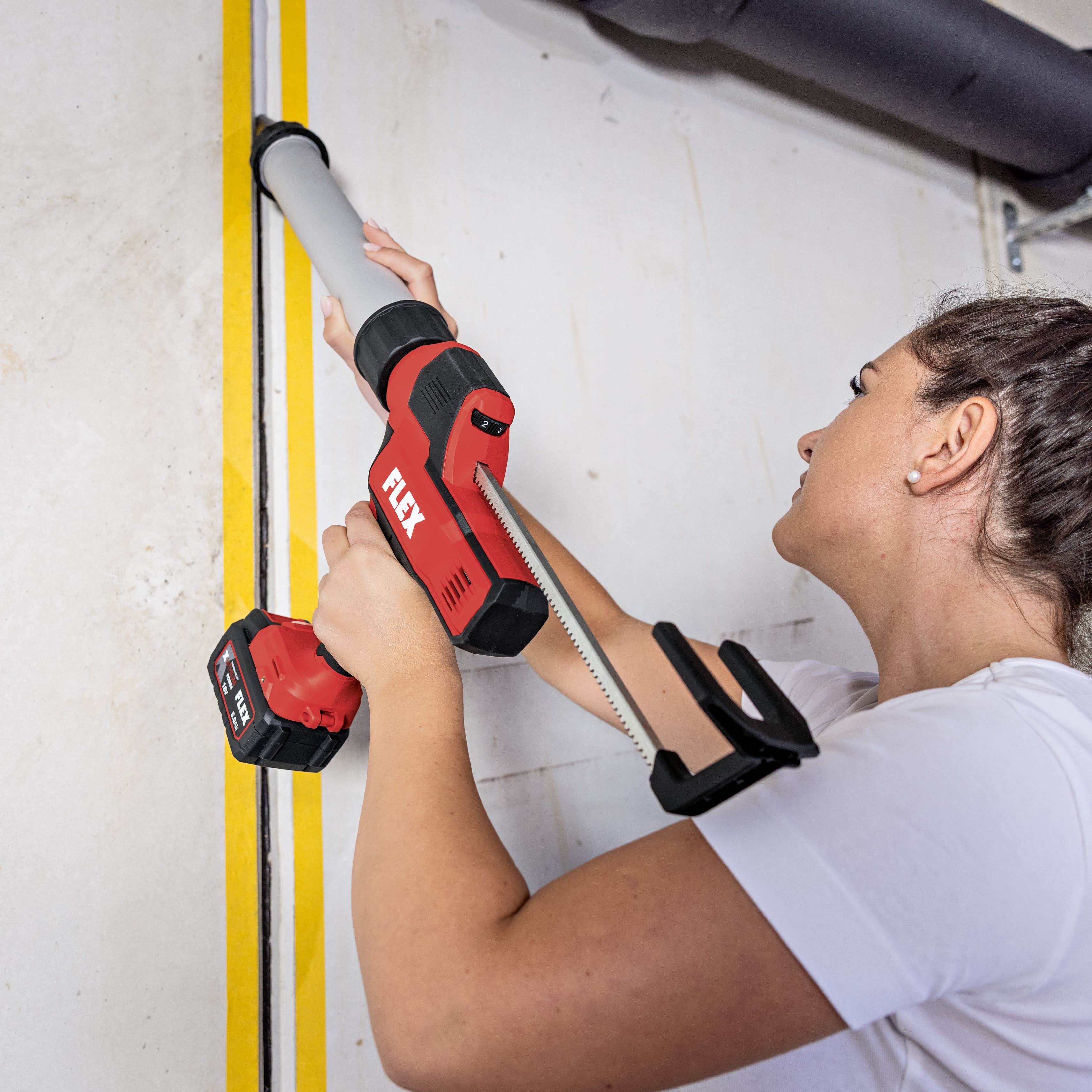 A craftswoman fills a joint using the cordless cartridge gun from FLEX.