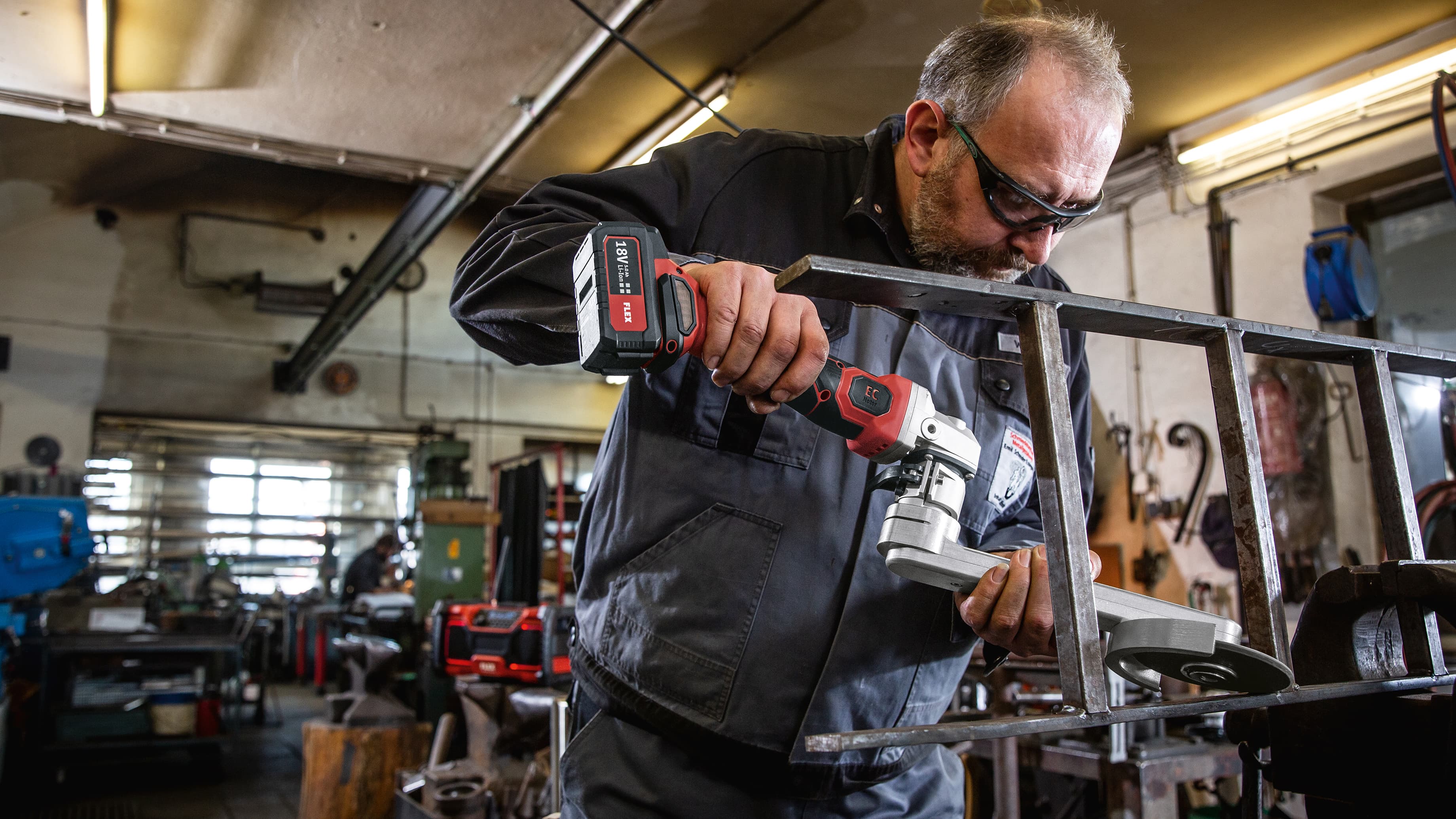 Cordless Trinoxflex with fillet weld sanding attachment in use